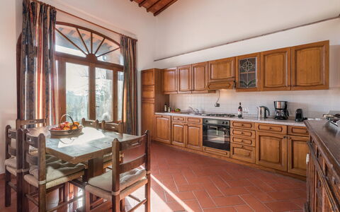 Le Masse - Greve In Chianti, Toscana: Cabinetry, Møbel, Countertop, Ejendom, Bord, Køkken, Træ, Vindue, Køkken Apparat, Stol