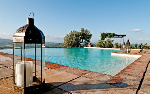 Cottage Botinaccio: Vand, Himmel, Svømmepøl, Azure, Skygge, Træ, Udendørs Møbler, Sky, Fritid, Plante