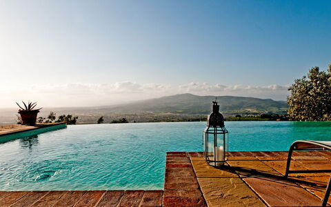 Cottage Botinaccio: Vand, Himmel, Ejendom, Svømmepøl, Azure, Udendørs Møbler, Rektangel, Krop Af Vand, Træ, Træ