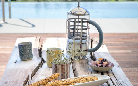 Villa Lilli & Spa: Mad, Bordservice, Vand, Bord, Træ, Krop Af Vand, Træ, Udendørs Møbler, Køretøj, Fritid