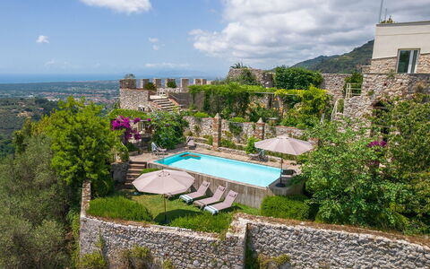 Villa Maestosa - Camaiore, Toscana: Sky, Himmel, Plante, Bygning, Daytime, Ejendom, Svømmepøl, Træ, Vegetationen, Landskab