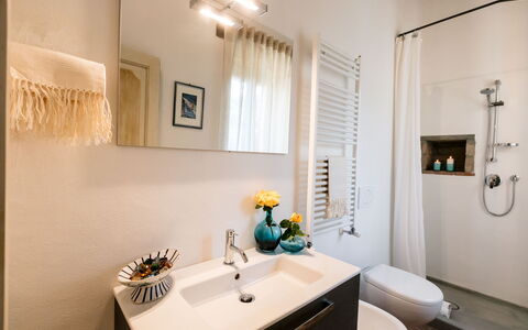 Villa Niccione: Tap, Ejendom, Håndvask, Sanitærarmatur, Spejl, Badeværelsesvask, Belysning, Indretning, Træ, Badeværelse