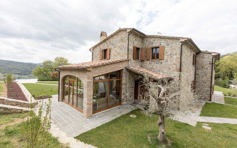 Villa Niccione: Sky, Plante, Himmel, Bygning, Vindue, Hus, Træ, Sommerhus, Landdistrikt, Landskab