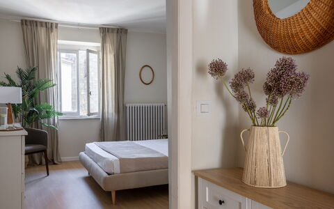 Lucca Old Town Apartment - Lucca, Toscana: Møbel, Indretning, Soveværelse, Træ, Seng, Gulvbelægning, Etage, Værelse, Hjem, Belysning
