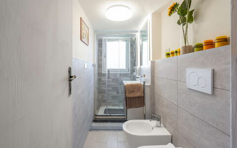 Lucca Old Town Apartment - Lucca, Toscana: Ejendom, Håndvask, Bygning, Sanitærarmatur, Spejl, Tap, Plante, Badeværelse, Indretning, Badeværelsesvask