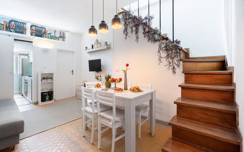 Lucca Old Town Apartment - Lucca, Toscana: Møbel, Bord, Bygning, Plante, Stue, Orange, Stueplante, Indretning, Hus, Træ