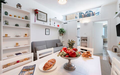 Lucca Old Town Apartment - Lucca, Toscana: Mad, Ejendom, Møbel, Bord, Cabinetry, Orange, Couch, Indretning, Countertop, Billedramme