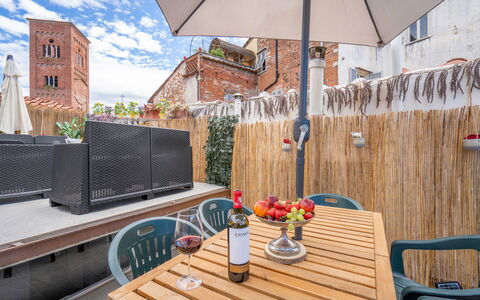 Lucca Old Town Apartment - Lucca, Toscana: Bord, Møbel, Bygning, Ejendom, Blomsterkrukke, Sky, Stol, Blomst, Plante, Udendørs Møbler