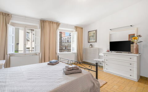 Lucca Old Town Apartment - Lucca, Toscana: Ejendom, Møbel, Bygning, Cabinetry, Komfort, Træ, Vindue, Belysning, Indretning, Skuffe