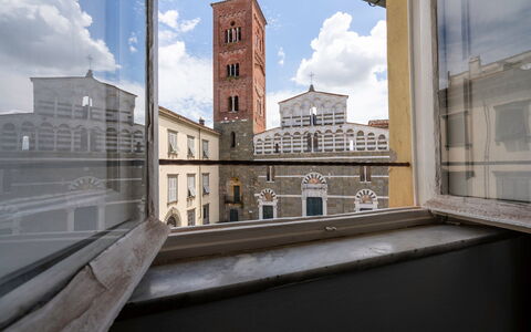 Lucca Old Town Apartment - Lucca, Toscana: Sky, Himmel, Bygning, Vindue, Væg, Urban Design, Ejerlejlighed, City, Morgen