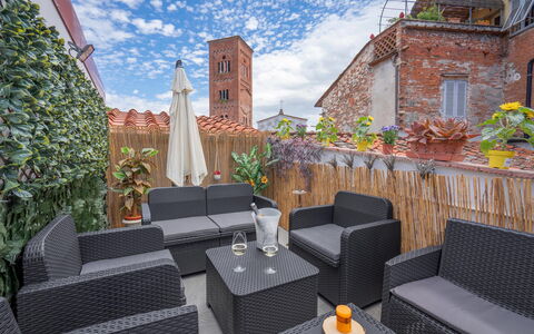 Lucca Old Town Apartment - Lucca, Toscana: Sky, Plante, Ejendom, Bygning, Møbel, Bord, Himmel, Indretning, Urban Design, Udendørs Møbler