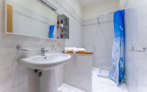 Casa Verdi,near The Beach - Viareggio, Toscana: Tap, Spejl, Håndvask, Sanitærarmatur, Badeværelsesvask, Blå, Purple, Badeværelse, Indretning, Bygning