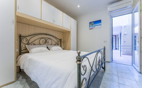 Casa Verdi,near The Beach - Viareggio, Toscana: Bygning, Ejendom, Møbel, Komfort, Bed Frame, Indretning, Cabinetry, Træ, Etage, Seng