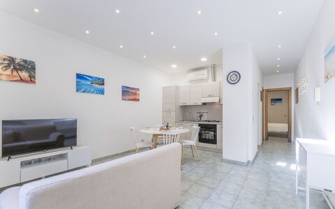 Casa Verdi,near The Beach - Viareggio, Toscana: Bygning, Møbel, Couch, Bord, Stueplante, Hus, Television, Indretning, Stue, Etage