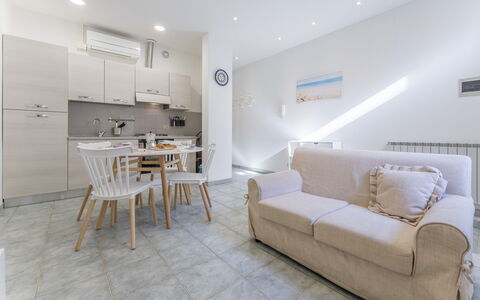 Casa Verdi,near The Beach - Viareggio, Toscana: Couch, Møbel, Ejendom, Bord, Træ, Indretning, Stol, Pude, Komfort