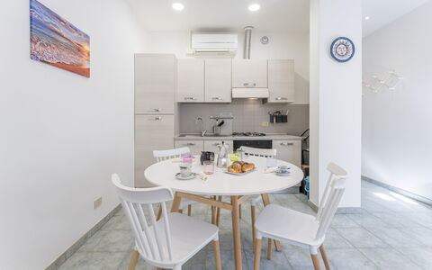 Casa Verdi,near The Beach - Viareggio, Toscana: Bord, Møbel, Stol, Bygning, Indretning, Køkken & Spisebord, Hus, Træ, Etage