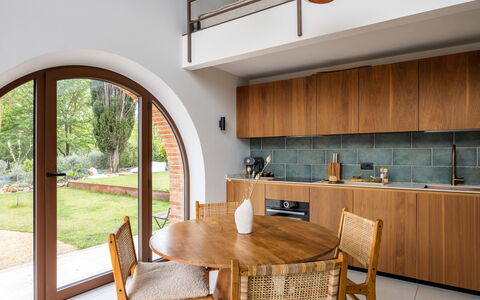 Pendolino Spereto Apartment With Pool, Montaione: Indretning, Møbel, Træ, Gulvbelægning, Køkken, Countertop, Etage, Belysning, Loft, Værelse