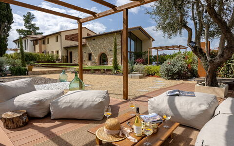 Pendolino Spereto Apartment With Pool, Montaione: Møbel, Indretning, Stol, Hjem, Have, Skygge, Udendørs Møbler, Backyard, Gårdhave, Eco Hotel