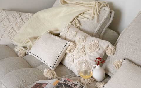 Pendolino Spereto Apartment With Pool, Montaione: Textile, Sengetøj, Brun, Throw Pillow, Møbel, Pude, Pude, Lyserød, Couch, Stue