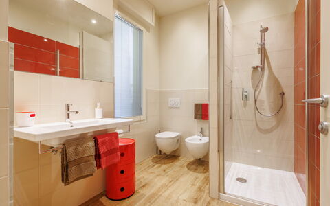 Lucy Florence Charming Modern Apartment Near Piazz: Sanitærarmatur, Ejendom, Tap, Brusehoved, Badeværelse, Bruser, Træ, Cabinetry, Spejl