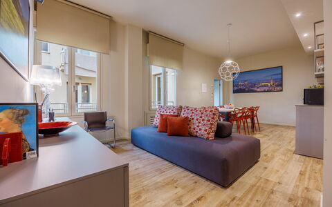 Lucy Florence Charming Modern Apartment Near Piazz: Møbel, Ejendom, Couch, Bord, Vindue, Træ, Orange, Komfort, Bygning, Indretning