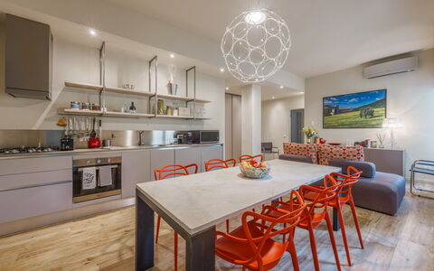 Lucy Florence Charming Modern Apartment Near Piazz: Bord, Møbel, Ejendom, Stol, Cabinetry, Træ, Countertop, Indretning, Orange, Gulvbelægning