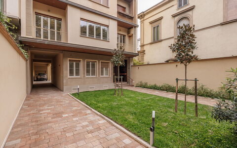 Lucy Florence Charming Modern Apartment Near Piazz: Bygning, Vindue, Ejendom, Plante, Vejbelægning, Urban Design, Ejerlejlighed, Kvarter, Boligområde, City