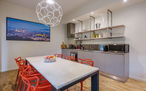 Lucy Florence Charming Modern Apartment Near Piazz: Møbel, Bord, Ejendom, Cabinetry, Stol, Træ, Belysning, Countertop, Indretning, Gulvbelægning