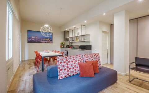 Lucy Florence Charming Modern Apartment Near Piazz: Møbel, Ejendom, Bord, Vindue, Bygning, Indretning, Gulvbelægning, Træ, Etage, Komfort