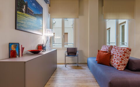 Lucy Florence Charming Modern Apartment Near Piazz: Møbel, Komfort, Couch, Træ, Indretning, Arkitektur, Væg, Gulvbelægning, Bygning, Ejendom