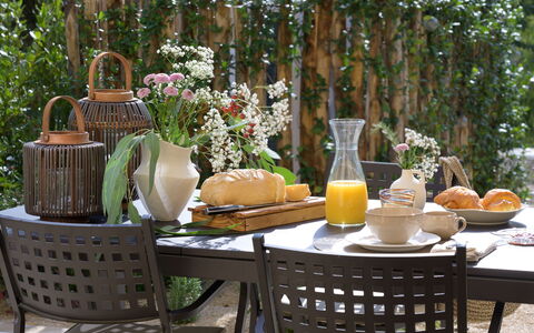 Nocellara Spereto Apartment With Pool, Montaione: Plante, Bord, Møbel, Udendørs Bord, Udendørs Møbler, Træ, Bordservice, Stol, Indretning, Gul