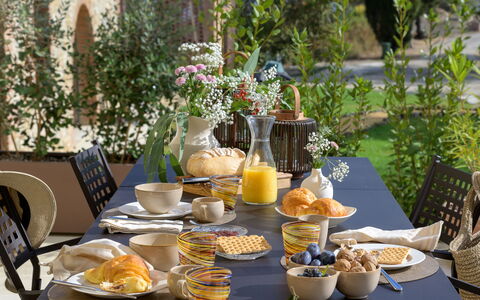 Nocellara Spereto Apartment With Pool, Montaione: Bord, Mad, Bordservice, Møbel, Plante, Himmel, Tallerkner, Stol, Dug, Plade