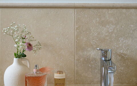 Nocellara Spereto Apartment With Pool, Montaione: Tap, Ejendom, Sanitærarmatur, Hvid, Håndvask, Blomsterkrukke, Plante, Badeværelsesvask, Badeværelse, Indretning