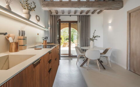 Coratina Spereto Apartment with Pool, Montaione: Cabinetry, Møbel, Bord, Countertop, Træ, Belysning, Stueplante, Køkken, Arkitektur, Indretning