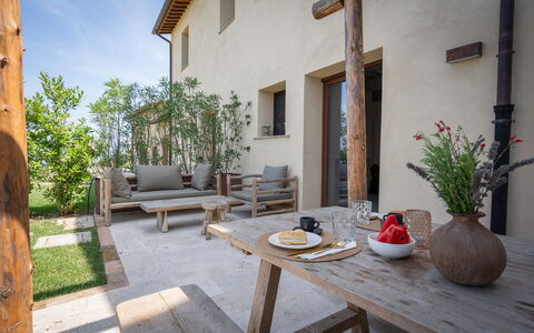 Coratina Spereto Apartment with Pool, Montaione: Plante, Bygning, Ejendom, Bord, Møbel, Blomsterkrukke, Vindue, Stueplante, Træ, Himmel