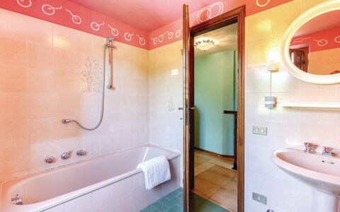 Casa Iris - Versilia, Holiday Home with Pool: Brusehoved, Badekar, Ejendom, Fotografi, Sanitærarmatur, Hvid, Bruser, Badeværelse, Tap, Håndvask