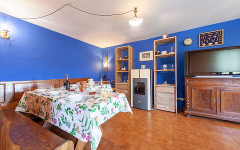 Casa Iris - Versilia, Holiday Home with Pool: Ejendom, Møbel, Cabinetry, Bygning, Bord, Blå, Belysning, Træ, Indretning, Gulvbelægning