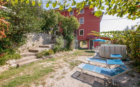 Casa Iris - Versilia, Holiday Home with Pool: Plante, Bygning, Ejendom, Vindue, Himmel, Land Lot, Vegetationen, Hus, Væg, Kvarter