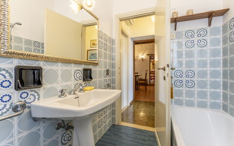 La Casa Di Elda, Holiday Home With Pool, Uzzano, T: Spejl, Tap, Håndvask, Sanitærarmatur, Ejendom, Badeværelsesvask, Badeværelse, Belysning, Indretning, Bygning