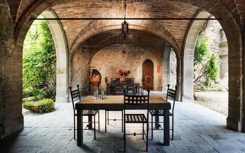 Palazzo Trasimeno: Bord, Plante, Indretning, Træ, Vault, Arcade, Stol, Udendørs Bord, Arch, Symmetry