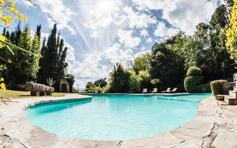 Palazzo Trasimeno: Vand, Sky, Himmel, Vandressourcer, Ejendom, Azure, Naturlige Landskab, Krop Af Vand, Plante, Træ