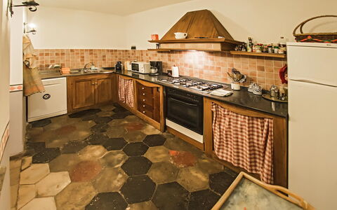 Palazzo Trasimeno: Countertop, Cabinetry, Ejendom, Køkken, Komfur, Træ, Belysning, Indretning, Gulvbelægning, Etage