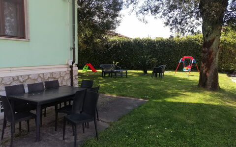 Franco House With Pool: Møbel, Udendørs Møbler, Have, Lawn, Stol, Udendørs Bord, Backyard, Skygge, Gård, Landscaping