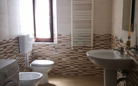 Franco House With Pool: Brun, Sanitærarmatur, Håndvask, Badeværelse, Tap, Gulvbelægning, Etage, Træ, Vvs, Toiletbræt