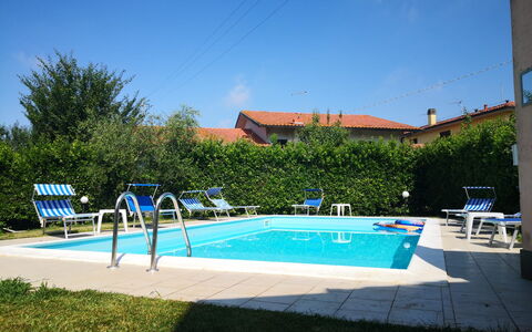 Franco House With Pool: Himmel, Plante, Vand, Bygning, Svømmepøl, Skygge, Udendørs Møbler, Rektangel, Træ, Fritid