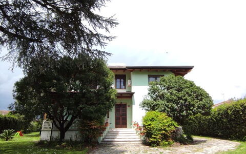 Franco House With Pool: Plante, Himmel, Bygning, Ejendom, Sky, Vindue, Træ, Land Lot, Hus, Landskab