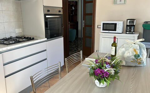 Franco House With Pool: Køkken Apparat, Køkken, Større Bandage, Møbel, Countertop, Gulvbelægning, Træ, Indretning, Komfur, Cabinetry