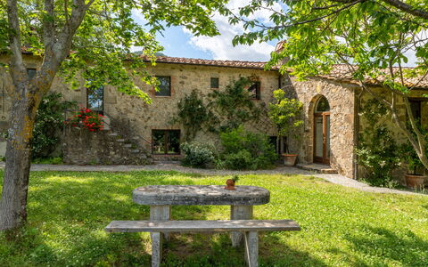 Villa Amiata: Plante, Bygning, Himmel, Naturlige Landskab, Træ, Vindue, Vegetationen, Arkitektur, Land Lot, Græs