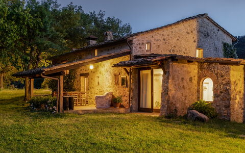 Villa Amiata: Plante, Ejendom, Bygning, Himmel, Vindue, Træ, Land Lot, Naturlige Landskab, Dør, Sommerhus