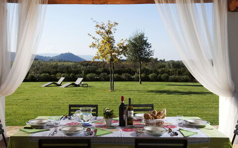 Villa Sant'andrea: Bord, Plante, Møbel, Ejendom, Himmel, Vindue, Bordservice, Blad, Dug, Skygge